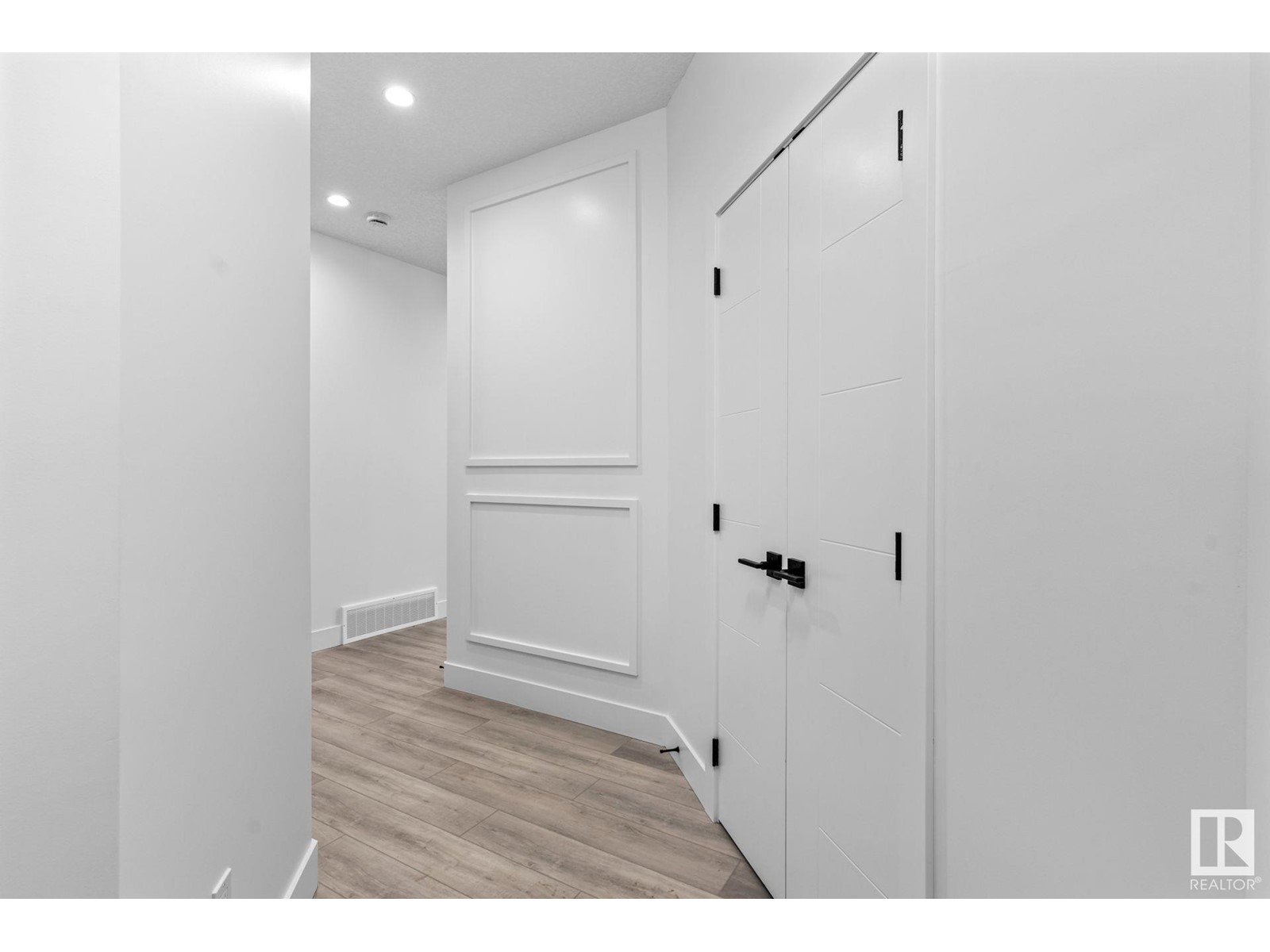 8724 181 AV NW