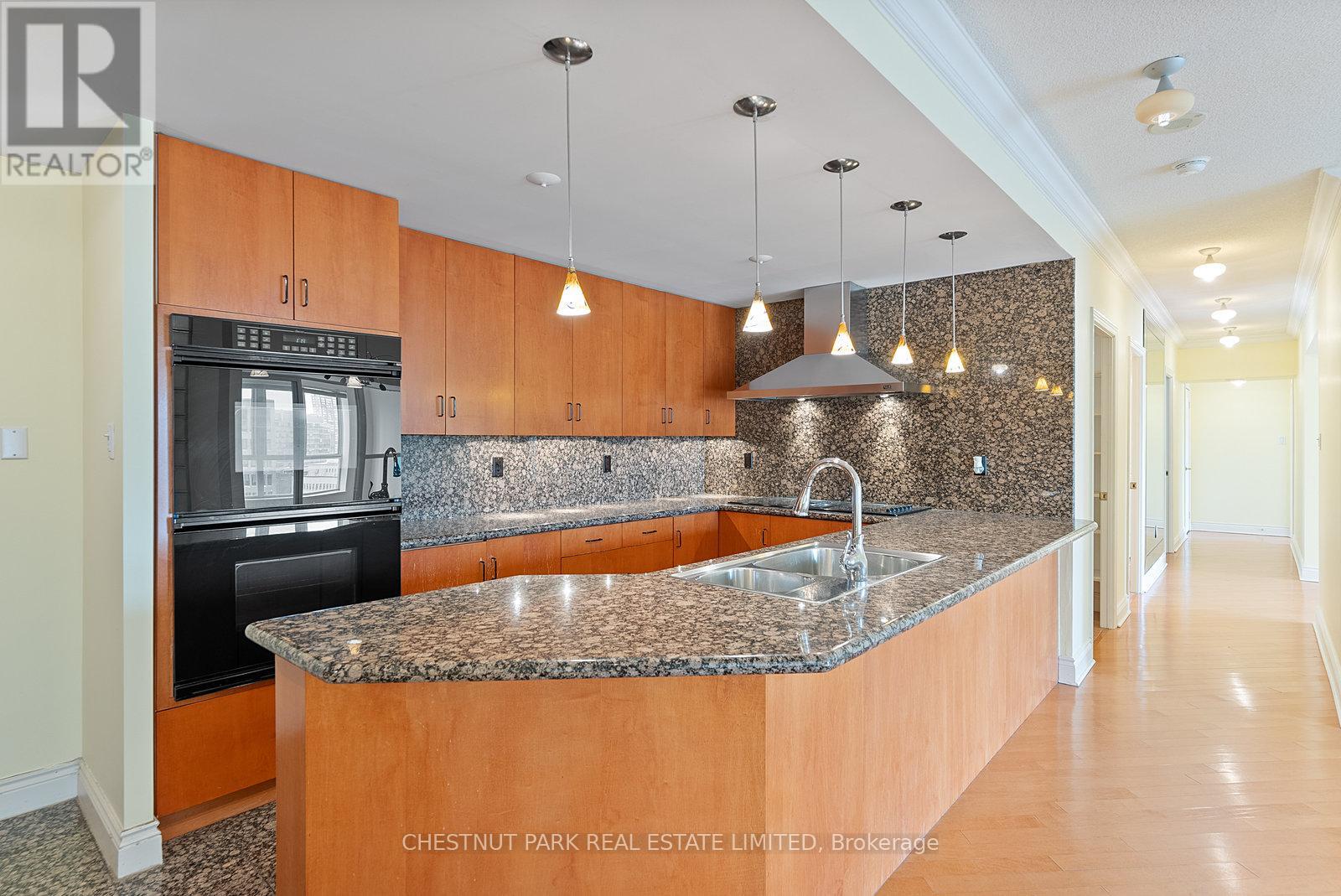 1610 - 889 BAY STREET