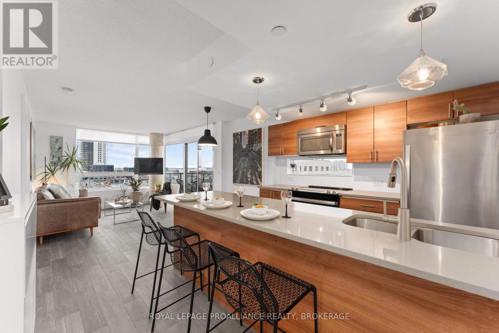 711 - 121 QUEEN STREET