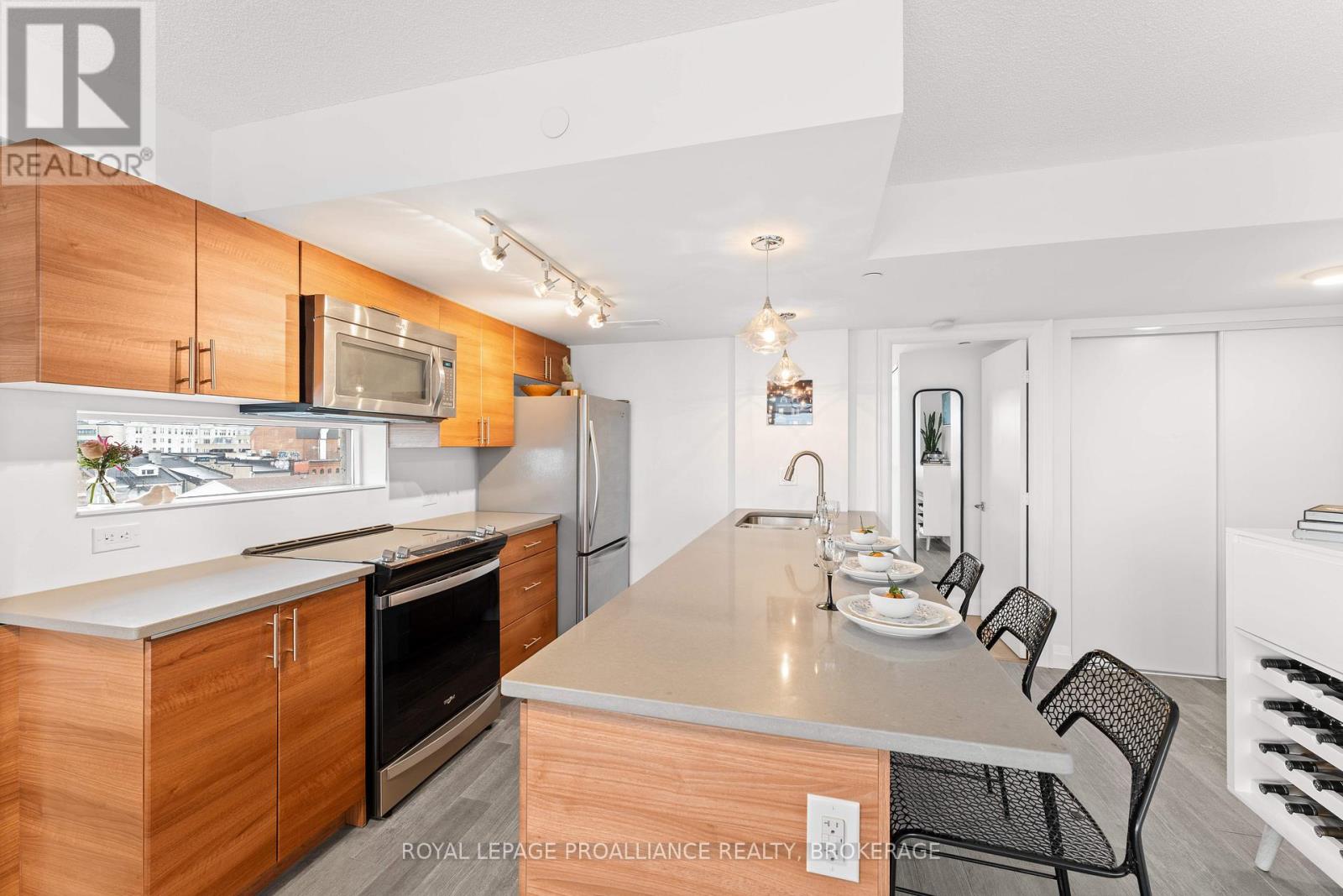 711 - 121 QUEEN STREET