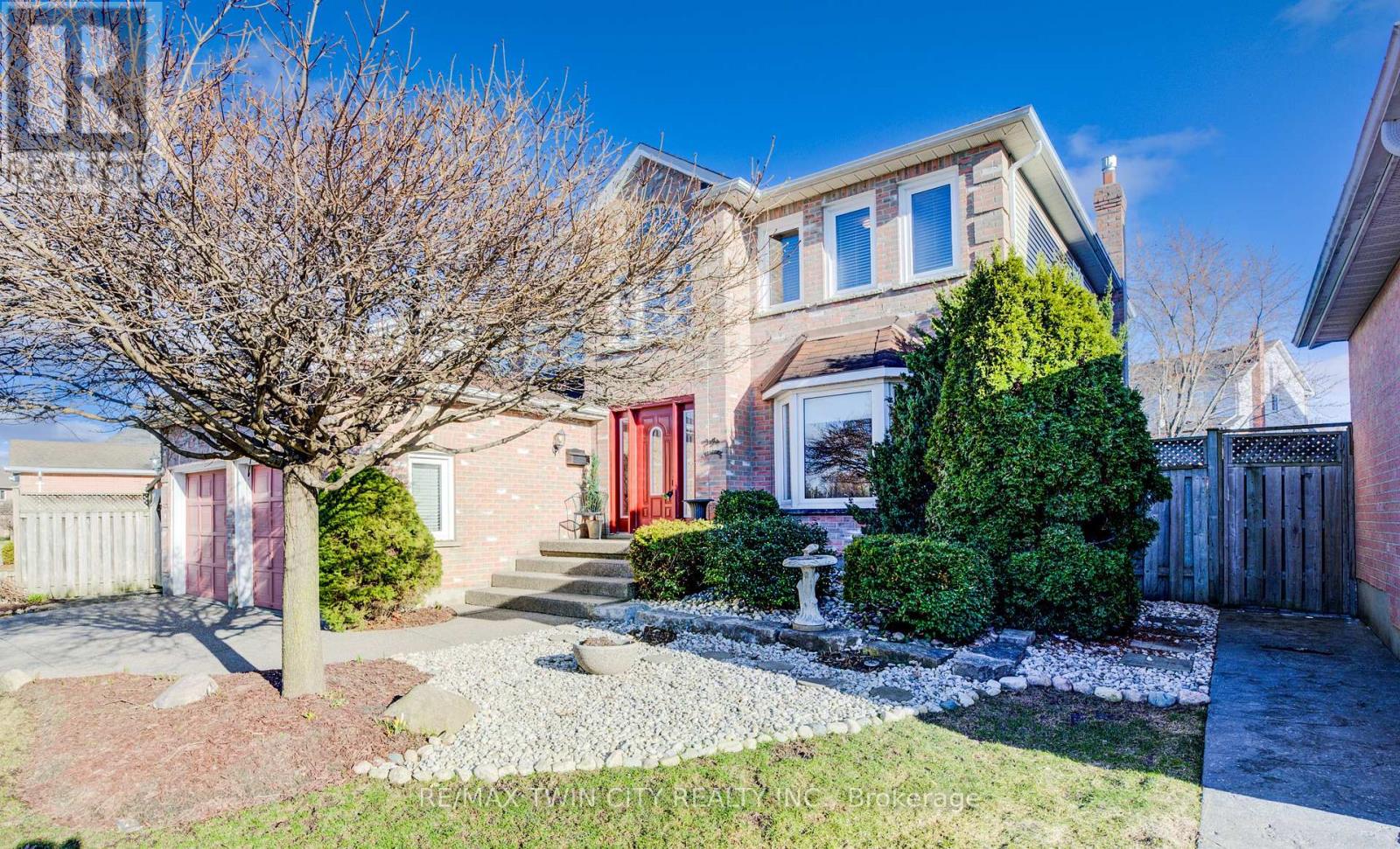 25 LYNNVALLEY CRESCENT