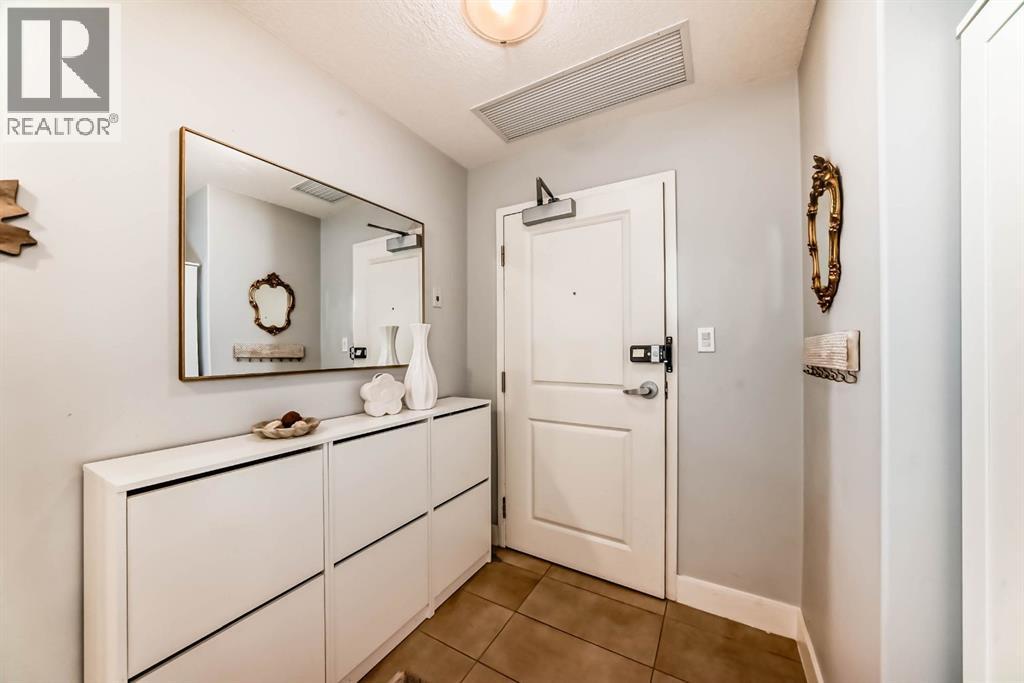 1907, 77 Spruce Place SW