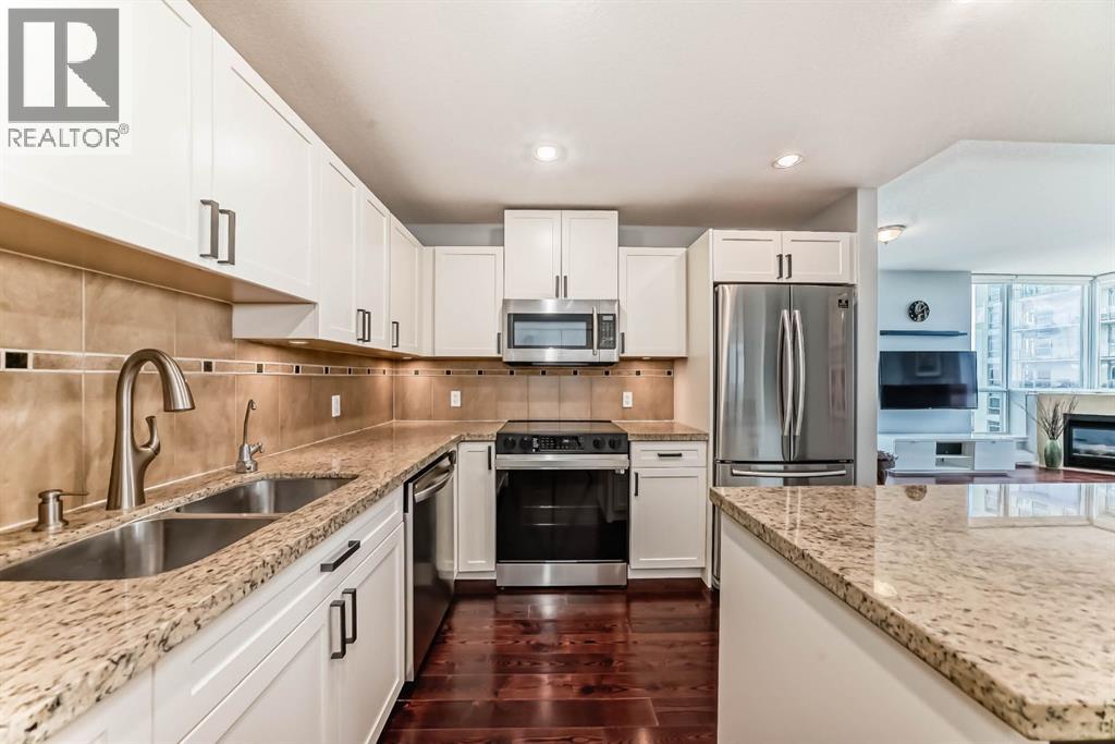 1907, 77 Spruce Place SW