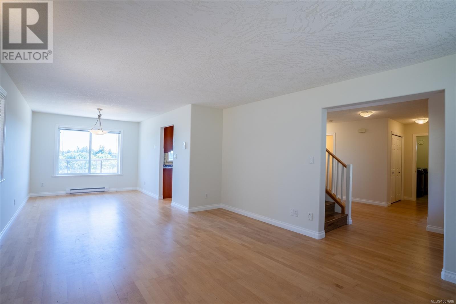 2562 Crystalview Dr