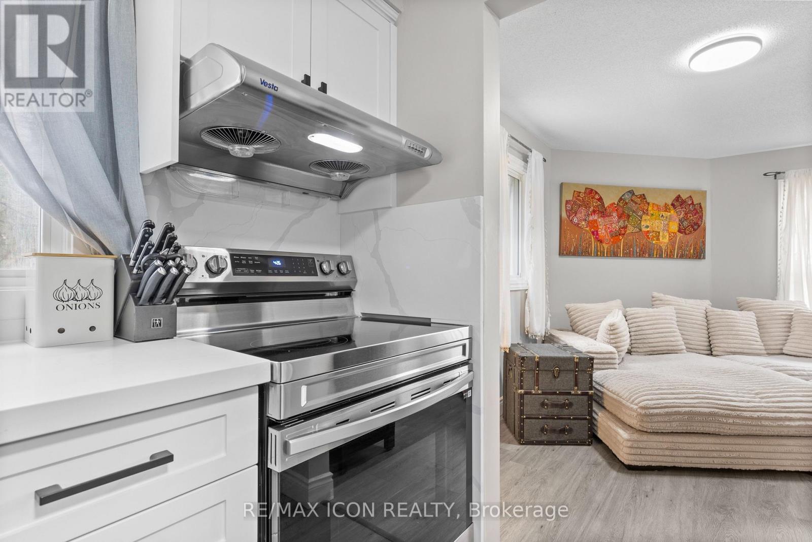 210 - 30 HUGO CRESCENT