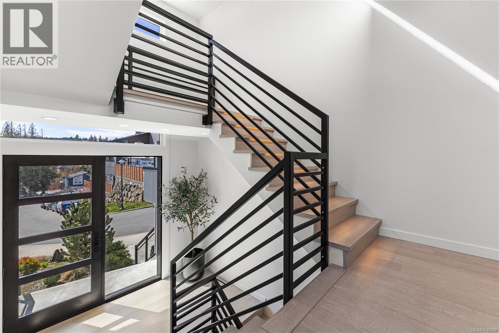 1046 Golden Spire Cres