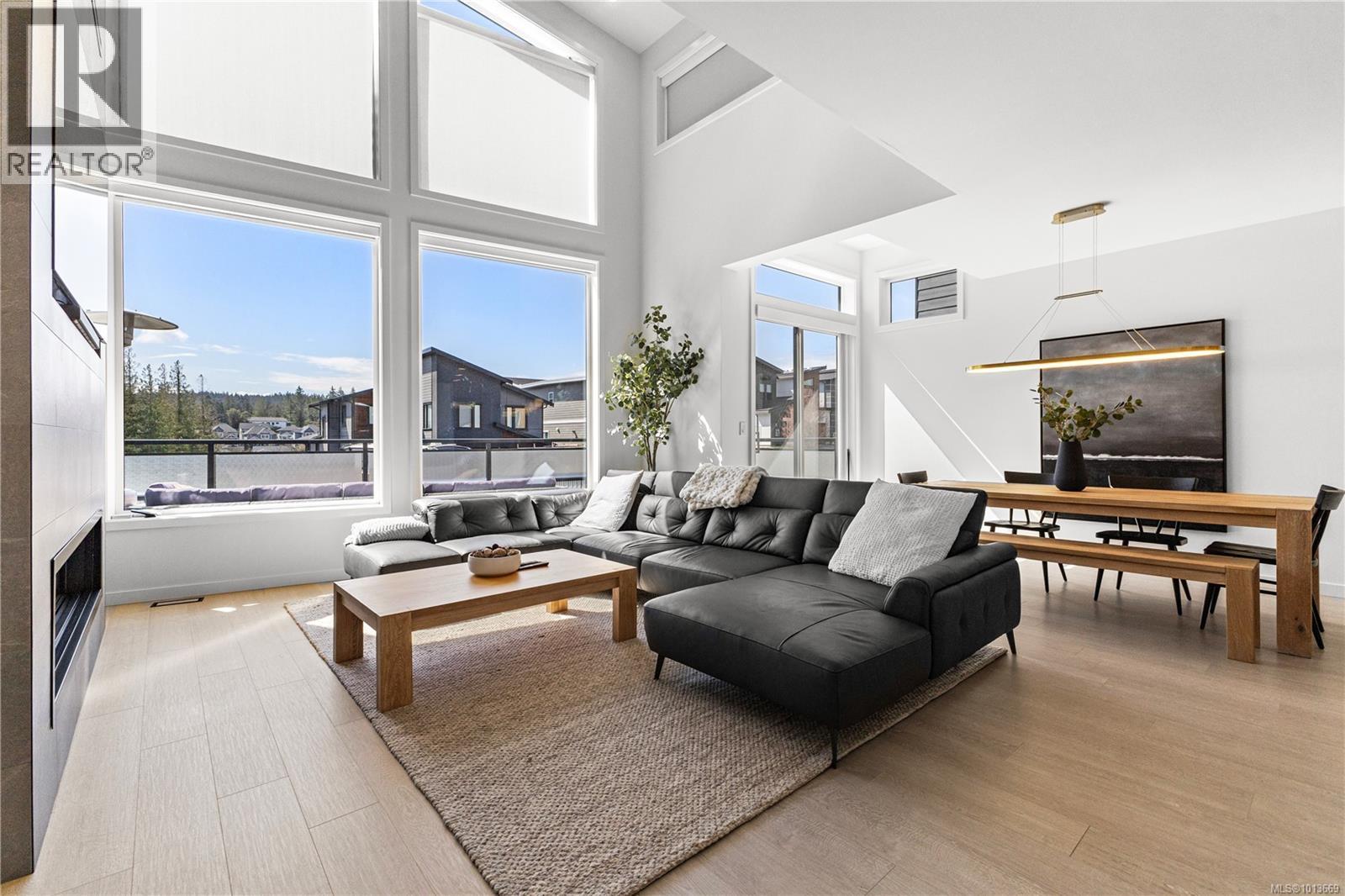 1046 Golden Spire Cres