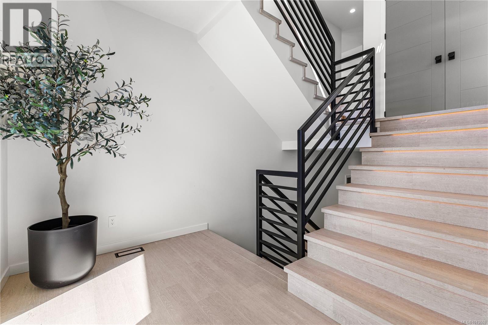 1046 Golden Spire Cres