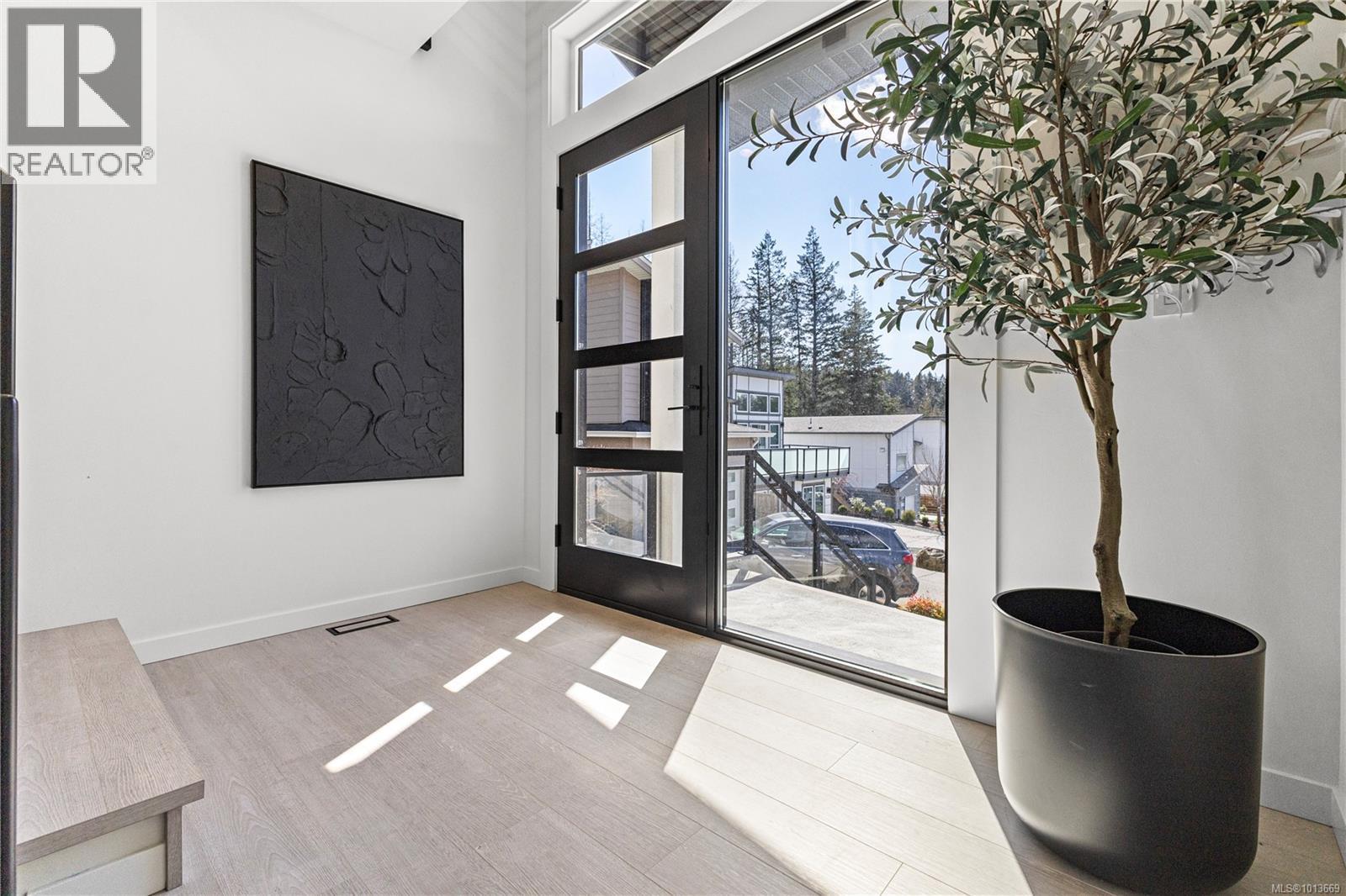 1046 Golden Spire Cres