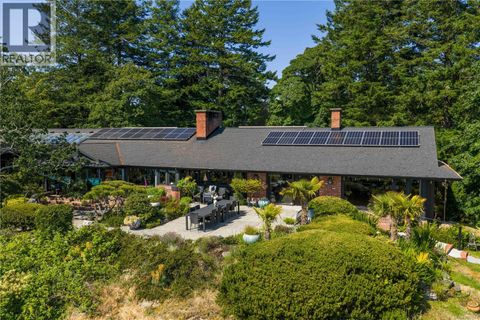 1996 Ferndale Rd Saanich BC V8N2Y6