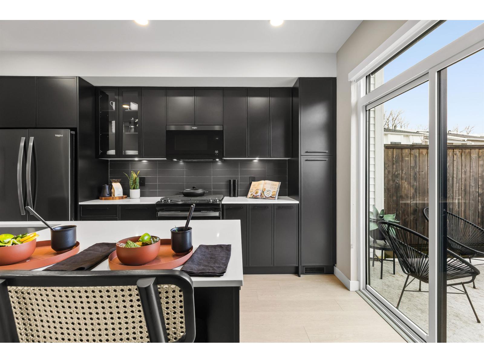 3 2886 MONTROSE AVENUE