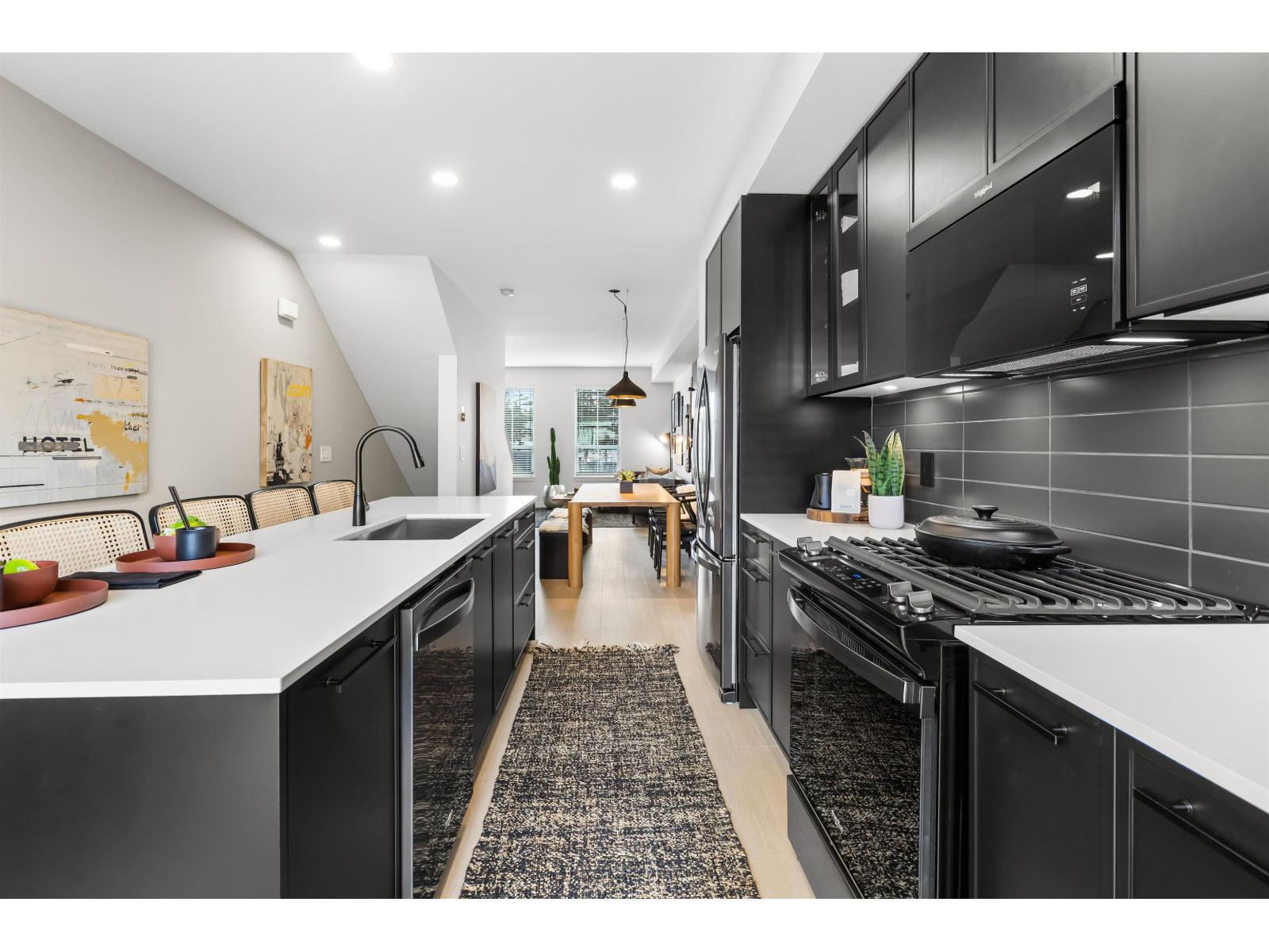 3 2886 MONTROSE AVENUE