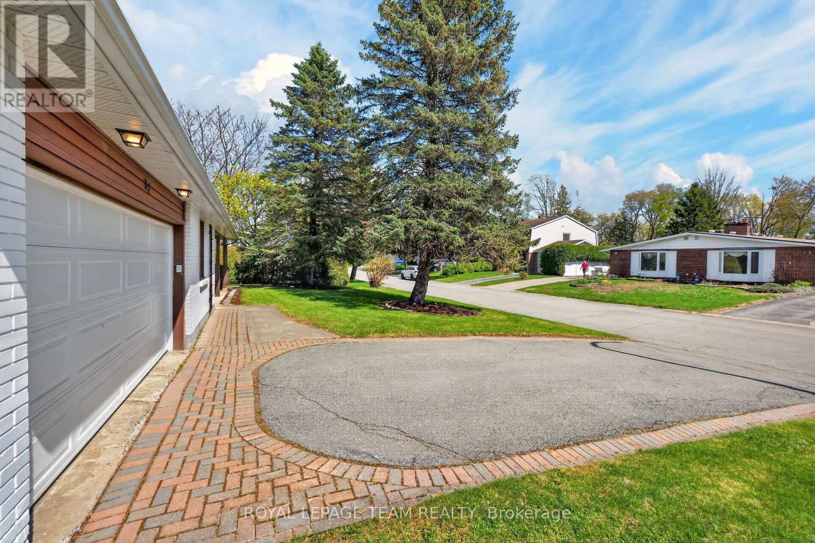 21 LINDHURST CRESCENT