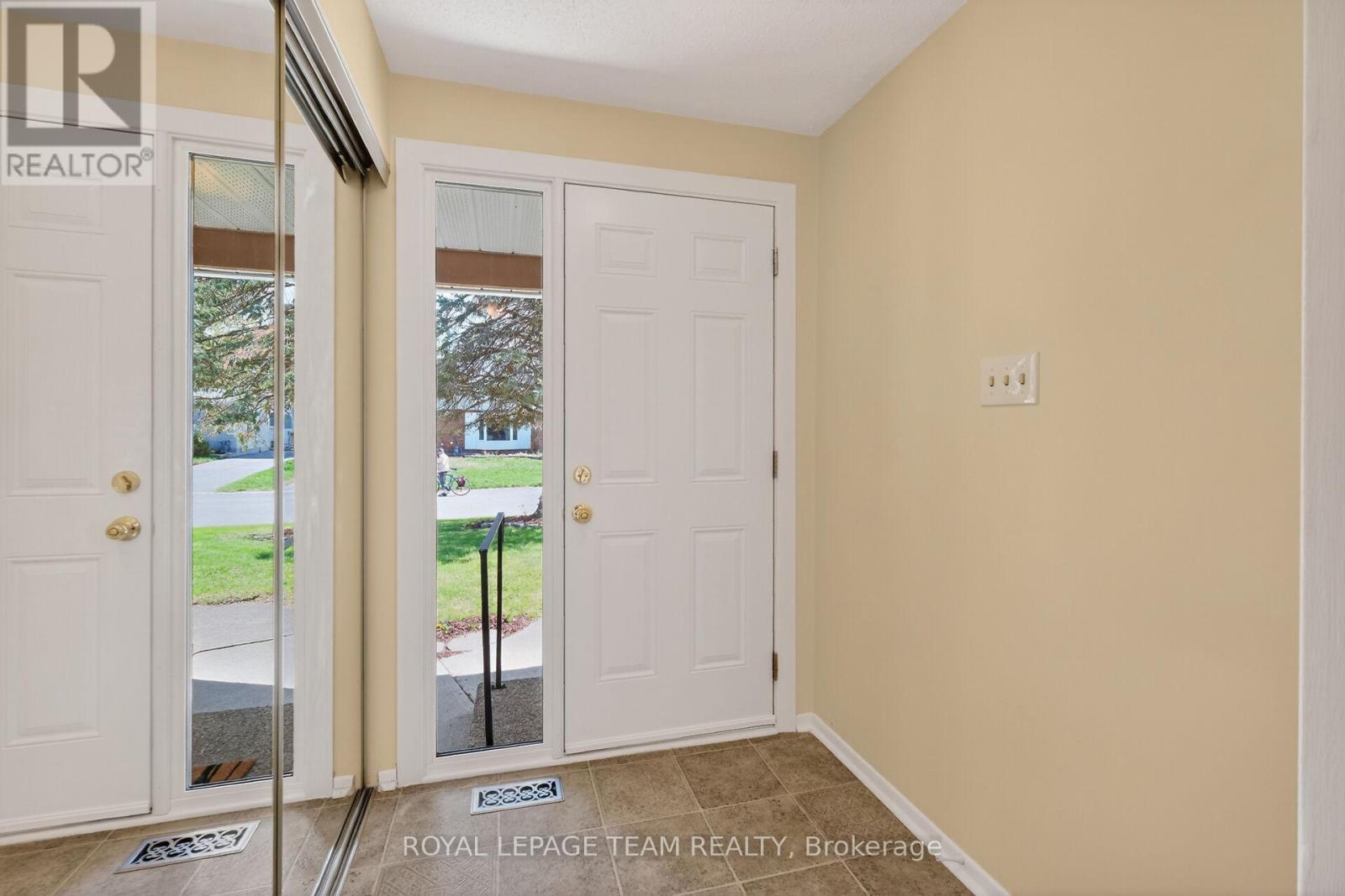 21 LINDHURST CRESCENT