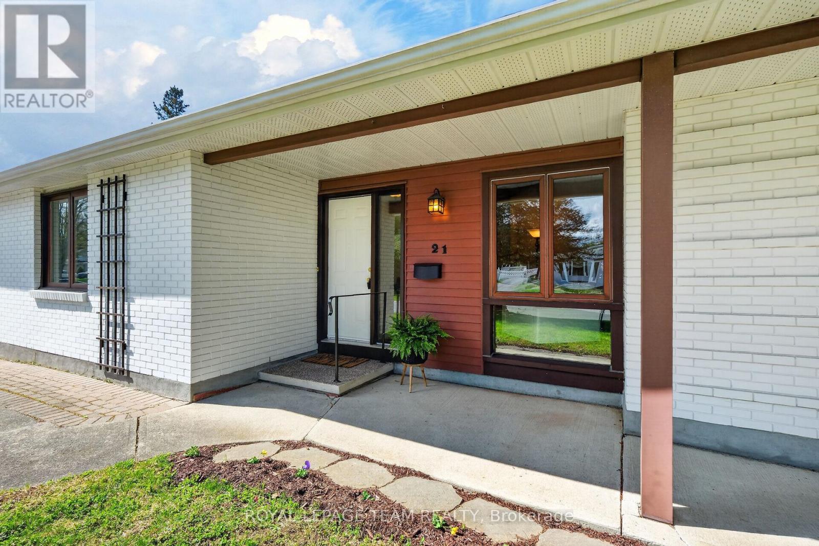 21 LINDHURST CRESCENT