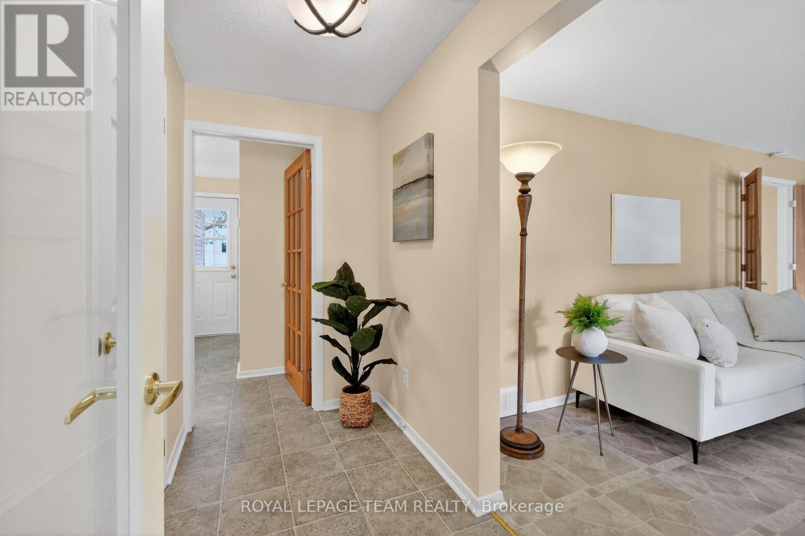 21 LINDHURST CRESCENT