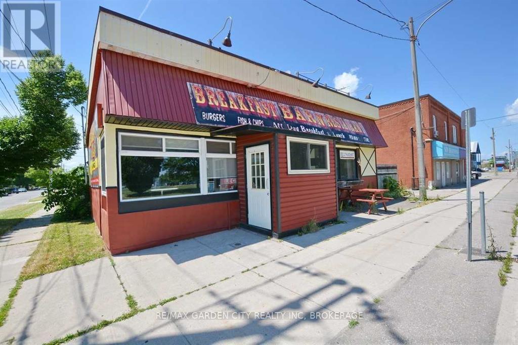 Photo 1 of 3 — 529 KING STREET, Welland (Lincoln/Crowland), ON L3B3K4