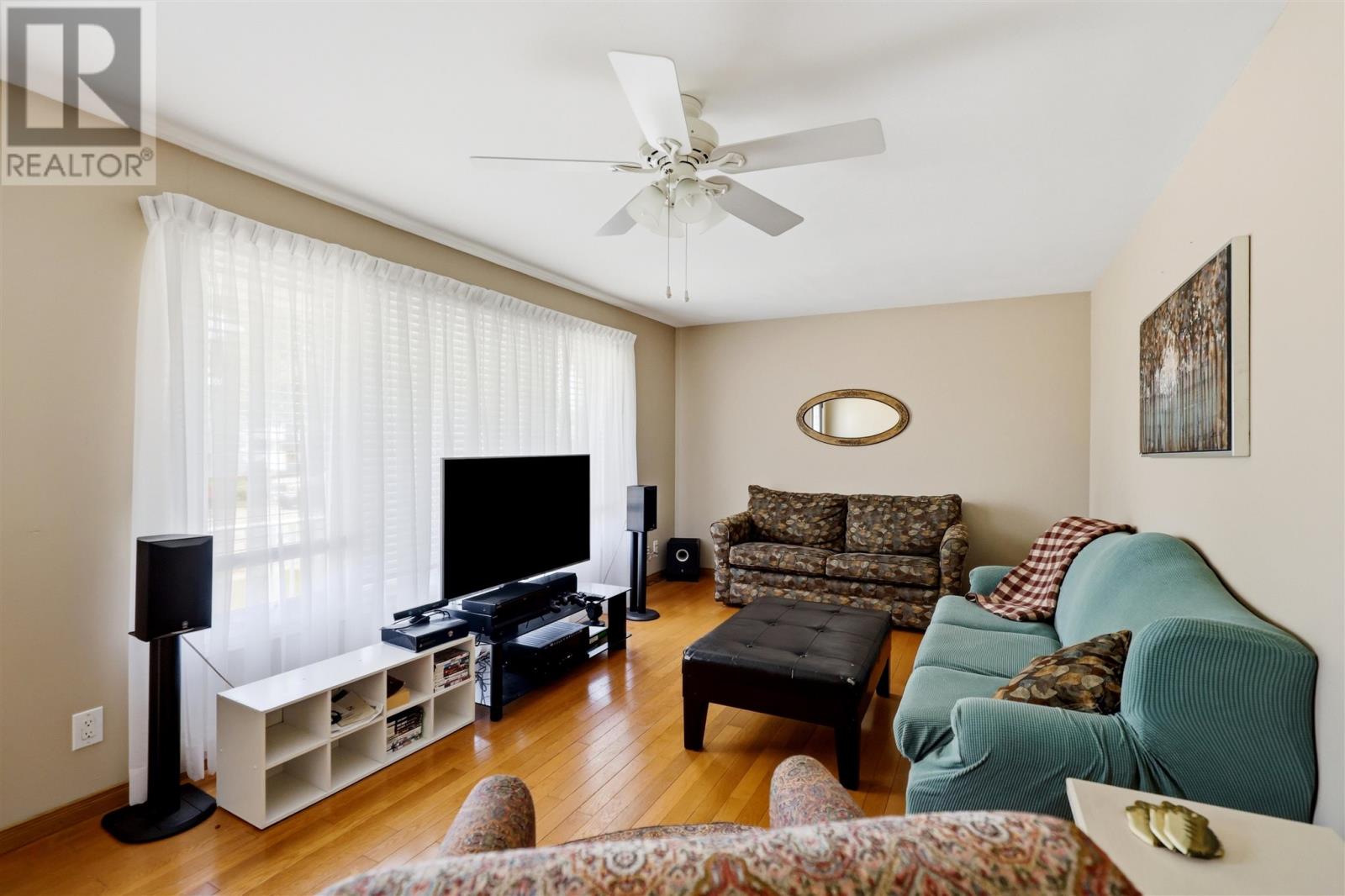 183 Meadow Park CRES - Photo 3