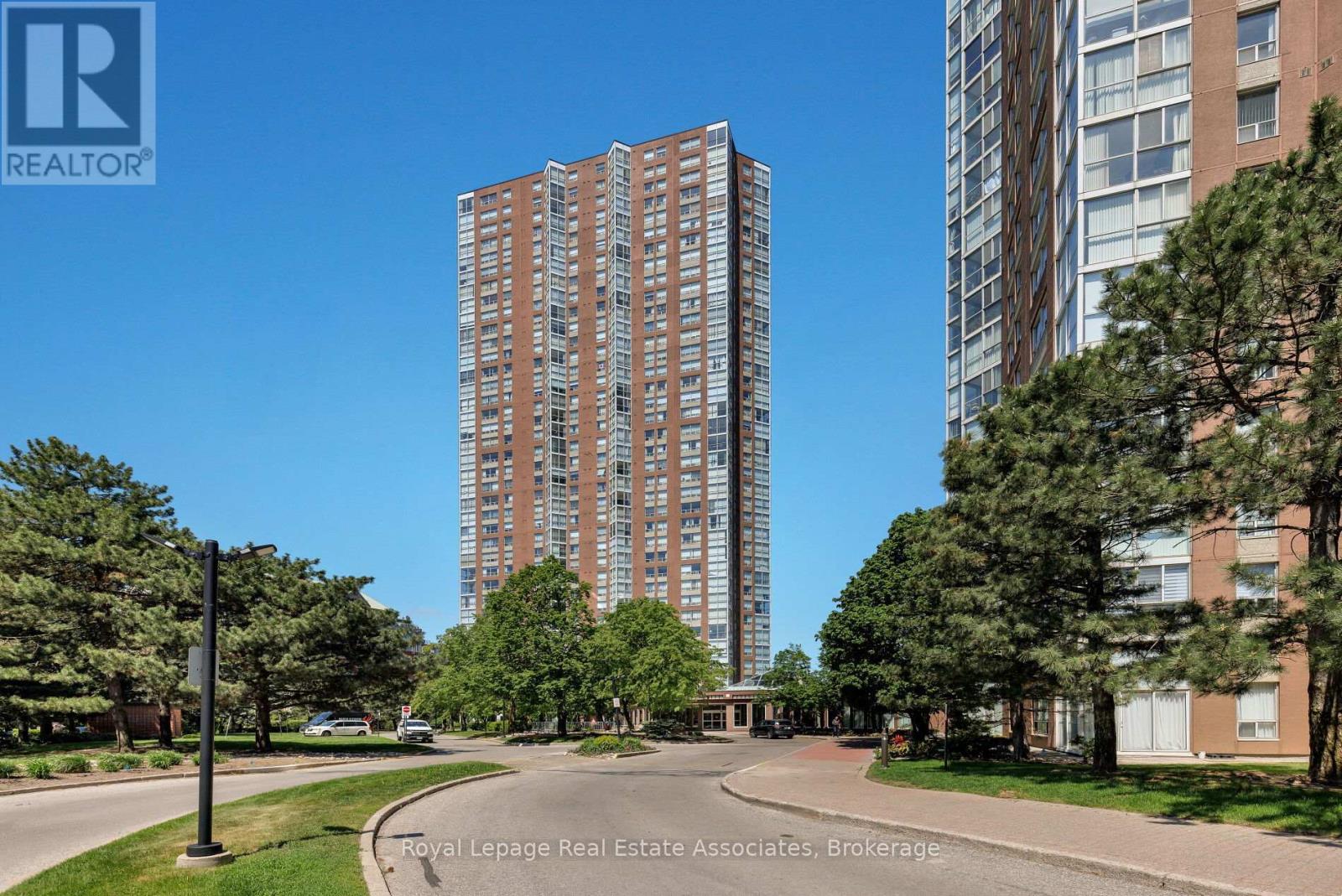Photo 1 of 35 — 411 - 7 CONCORDE PLACE Unit 411, Toronto (Banbury-Don Mills), ON M3C3N4