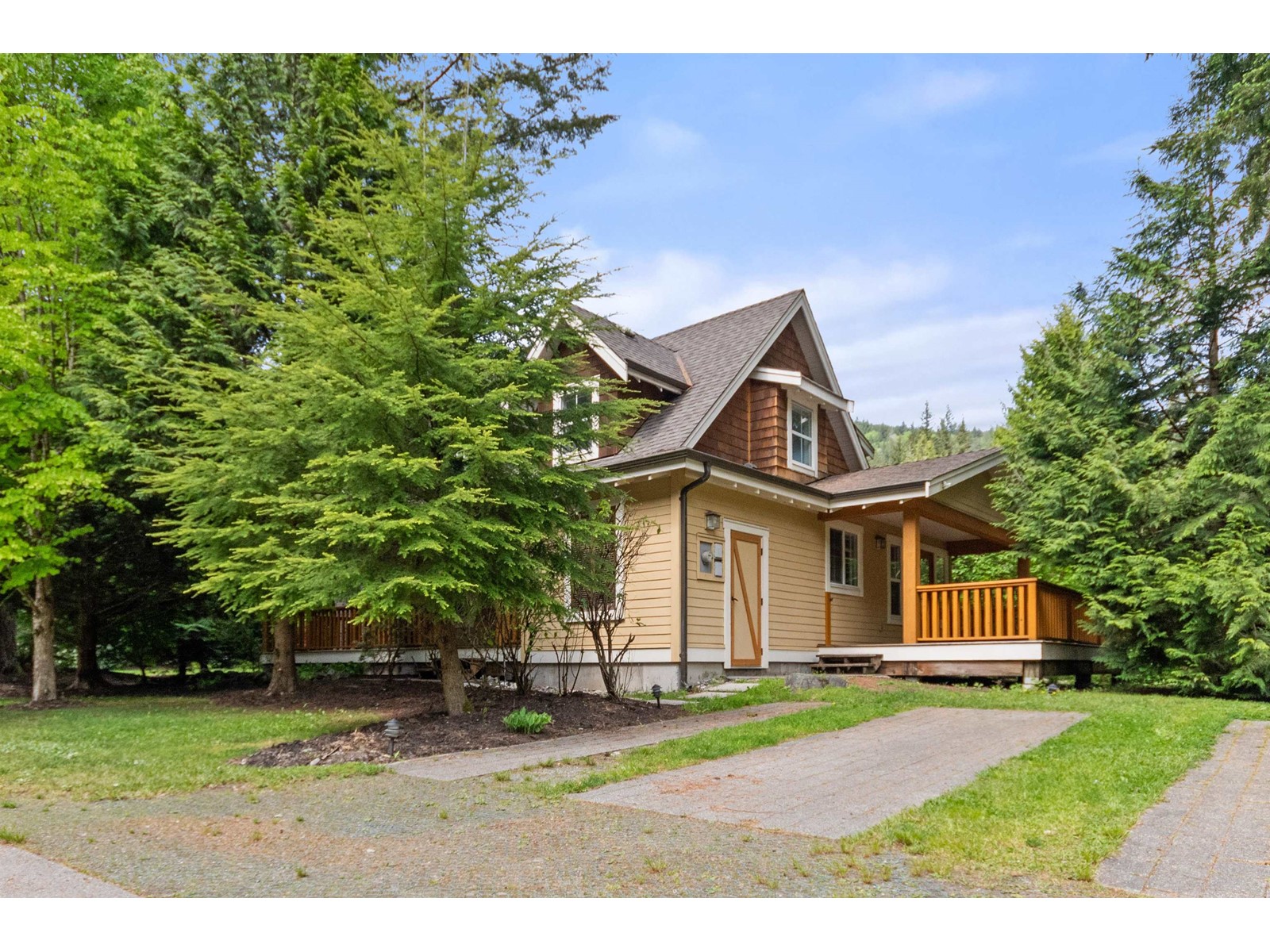 1734 ROBINS ROOST|Cultus Lake South