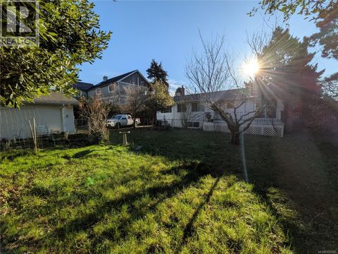 1512 Montgomery Ave Victoria BC V8S1T4