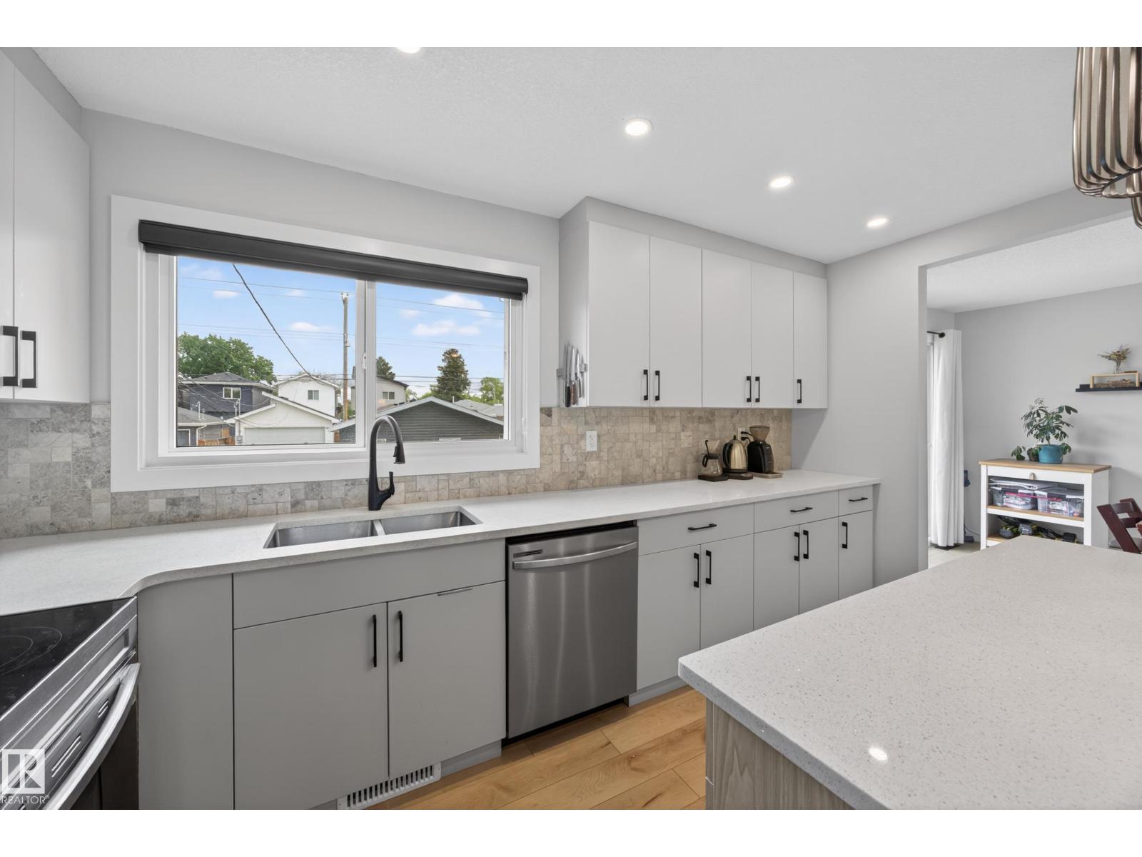 9915 154 ST NW