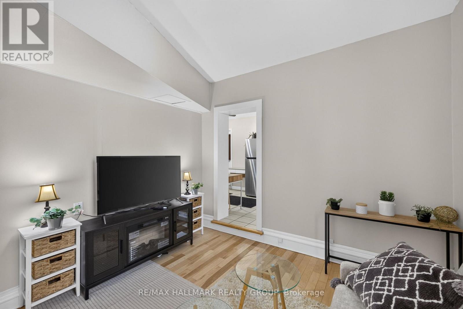 3 - 20 RUSSELL STREET W