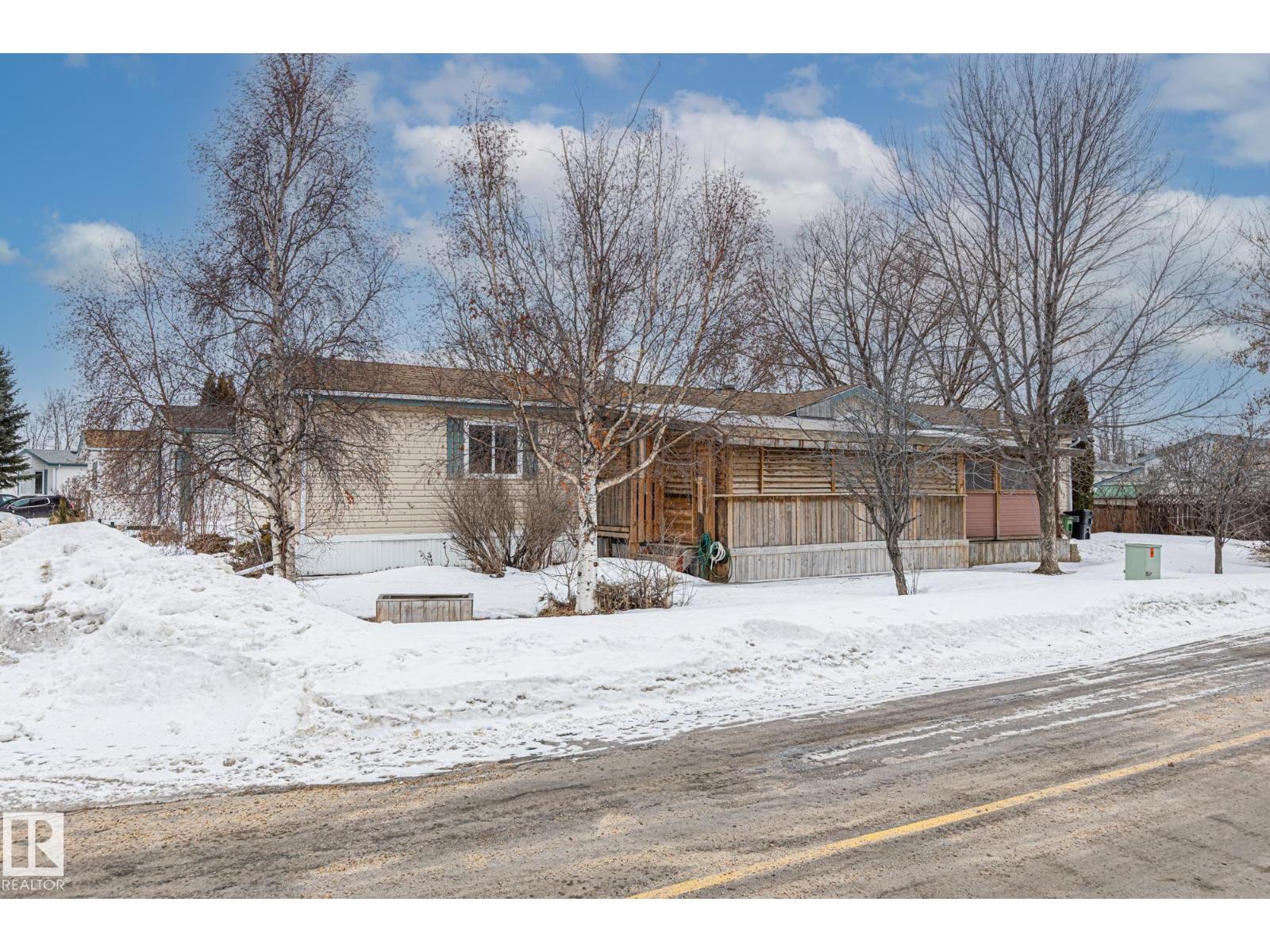 2863 lakeside close NW