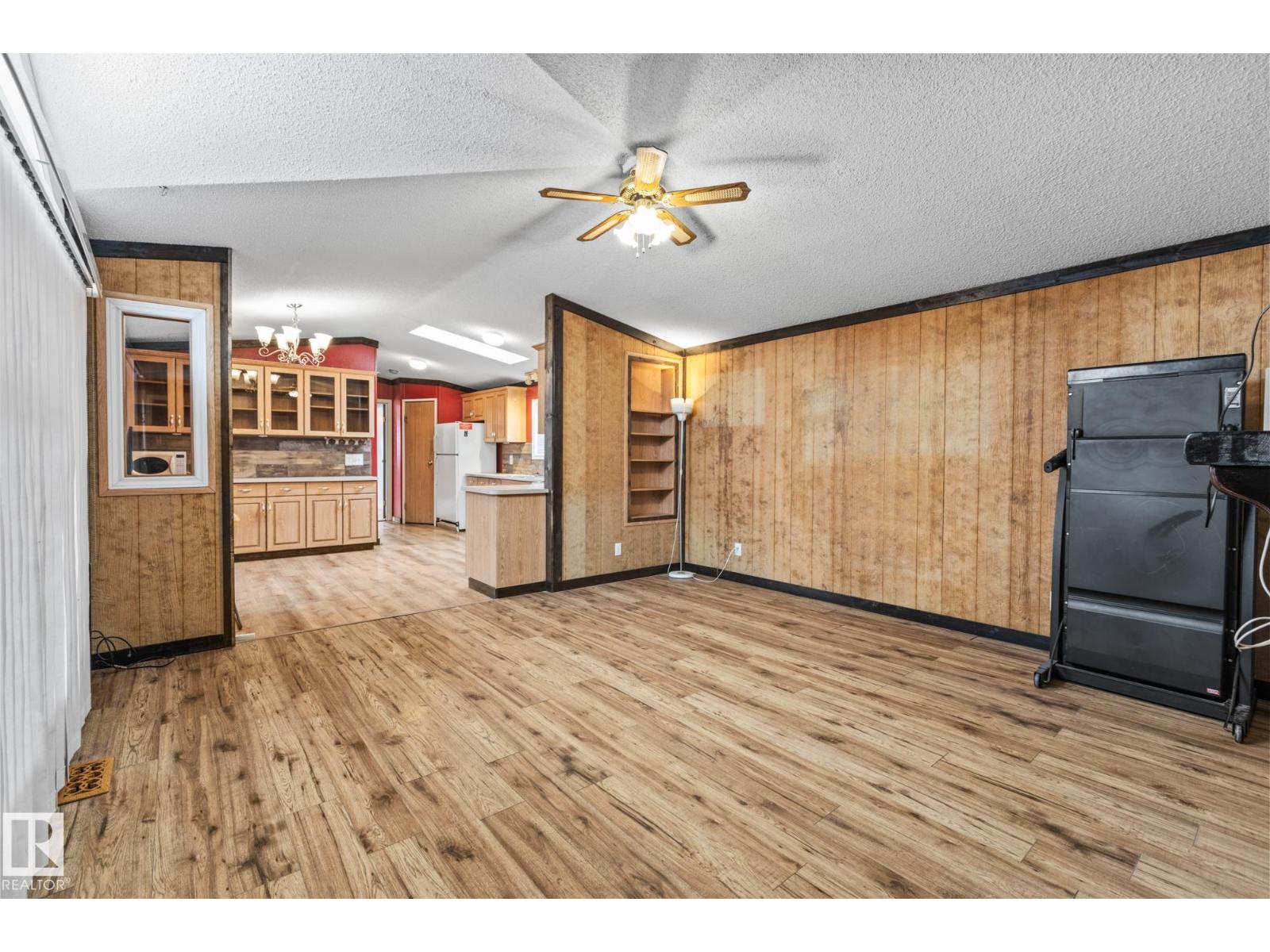 2863 lakeside close NW