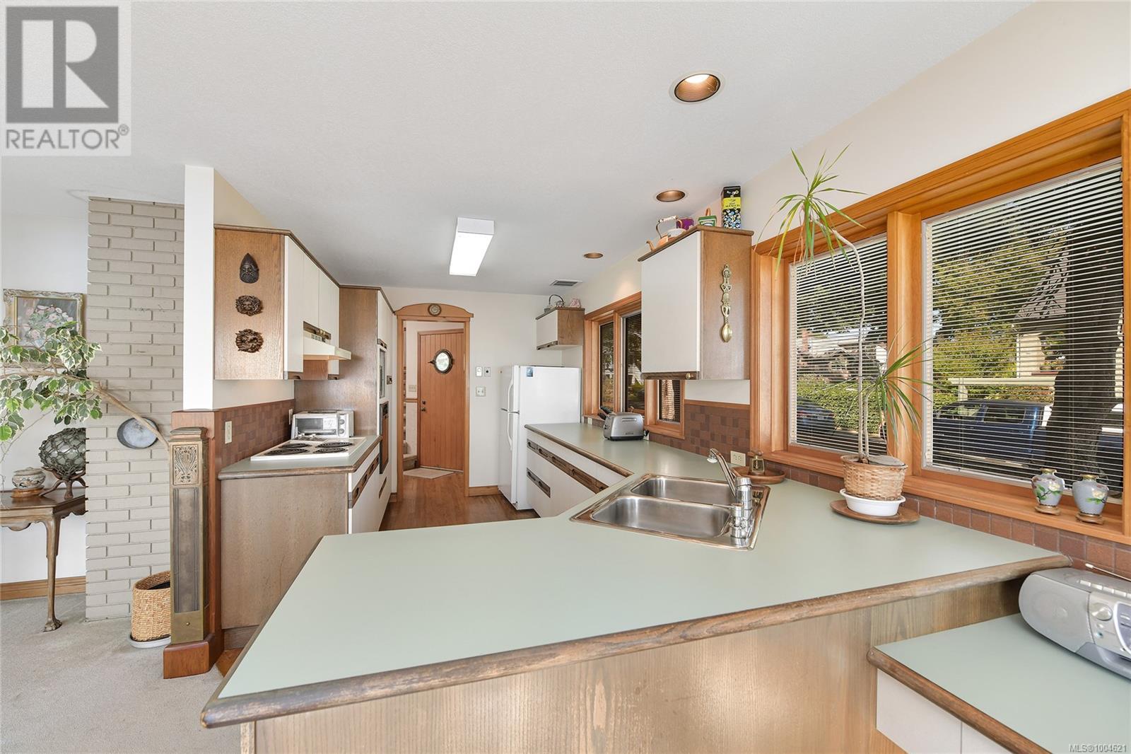 1659 Hollywood Cres