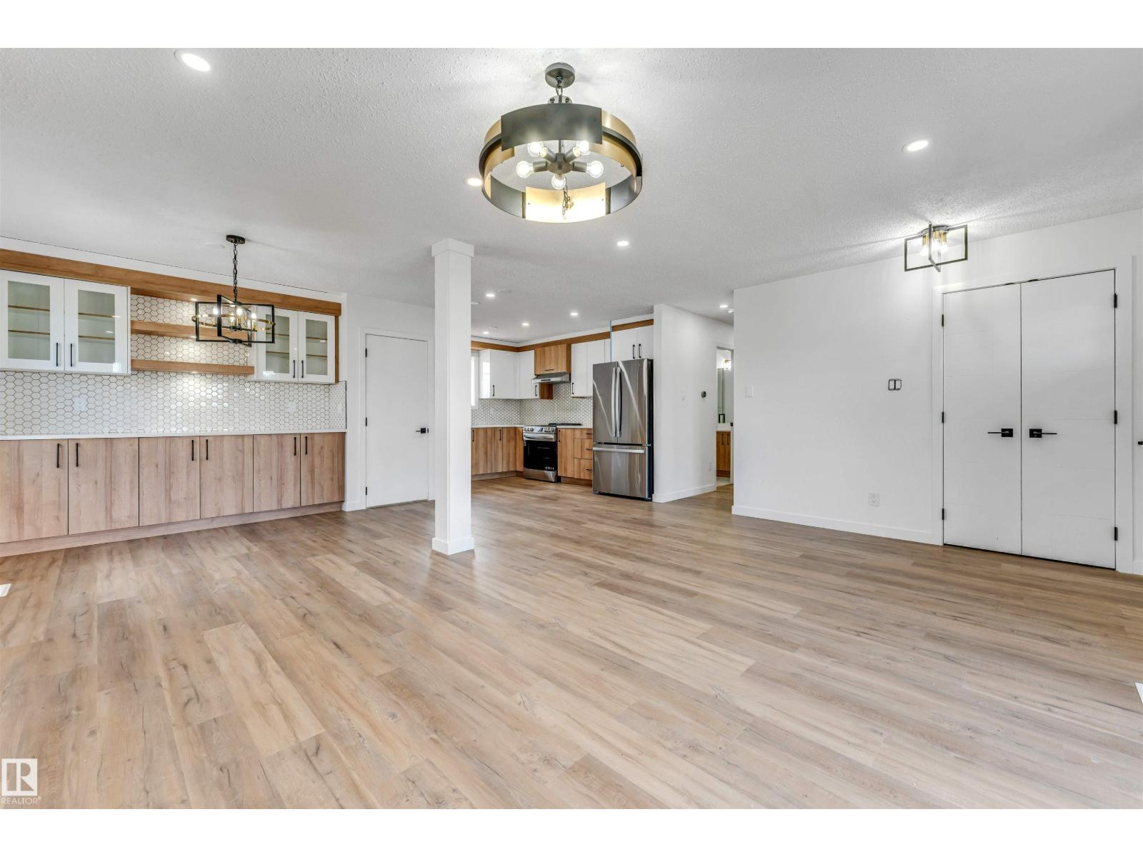 6404 88 AV NW