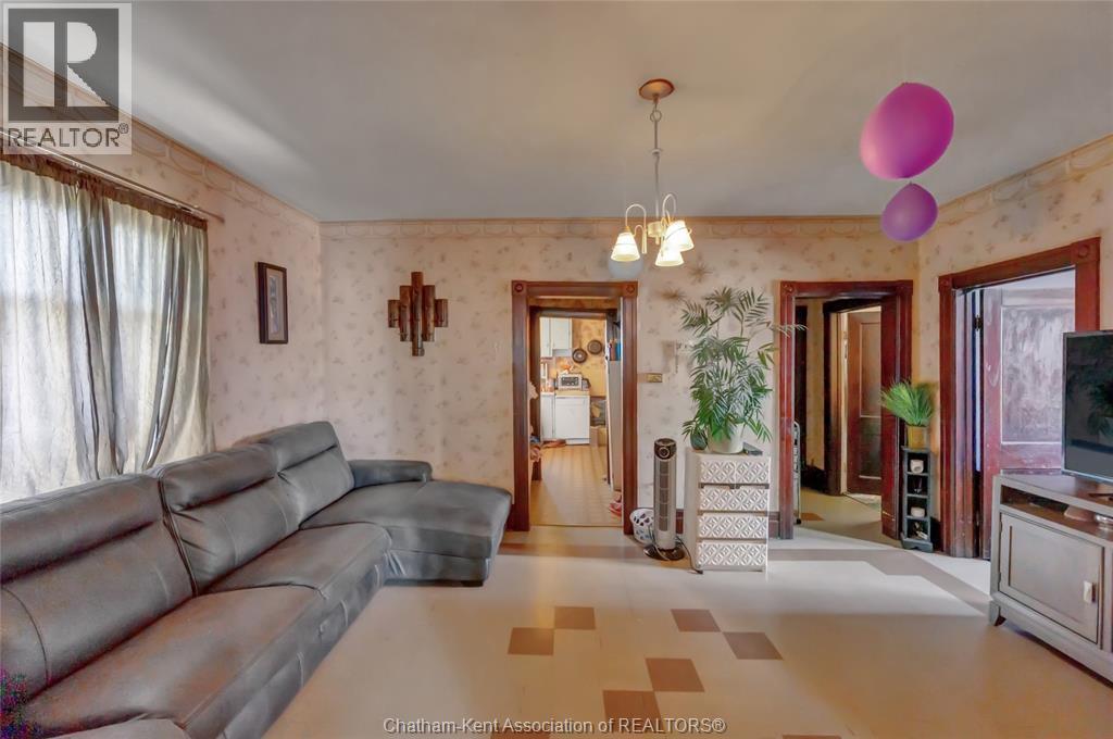 Photo 1 of 6 — 106 St. George STREET, Chatham, ON N7M4P4