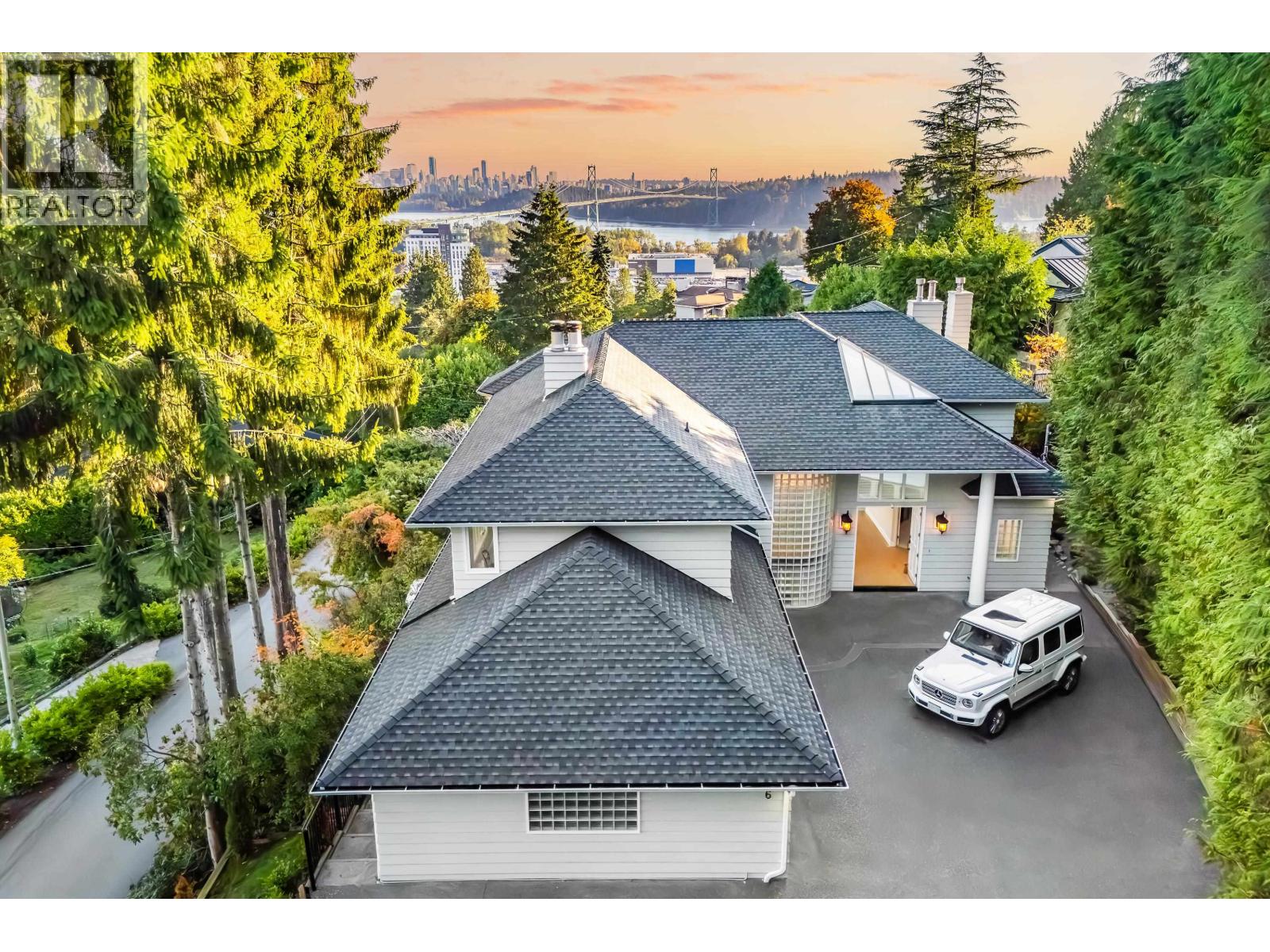 816 ANDERSON CRESCENT