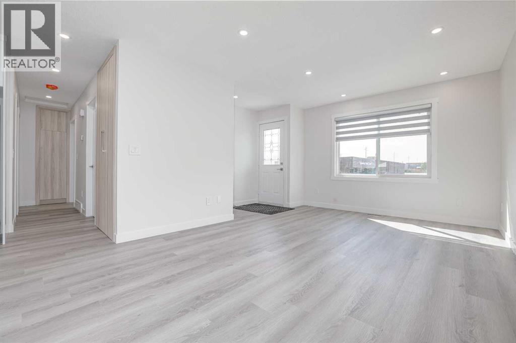 152 Falconridge Crescent NE