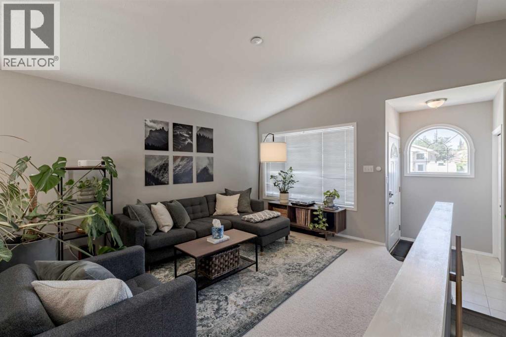 77 Blackfoot Crescent W
