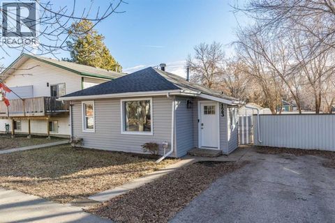 123 3 Street NW Medicine Hat AB T1A6K5