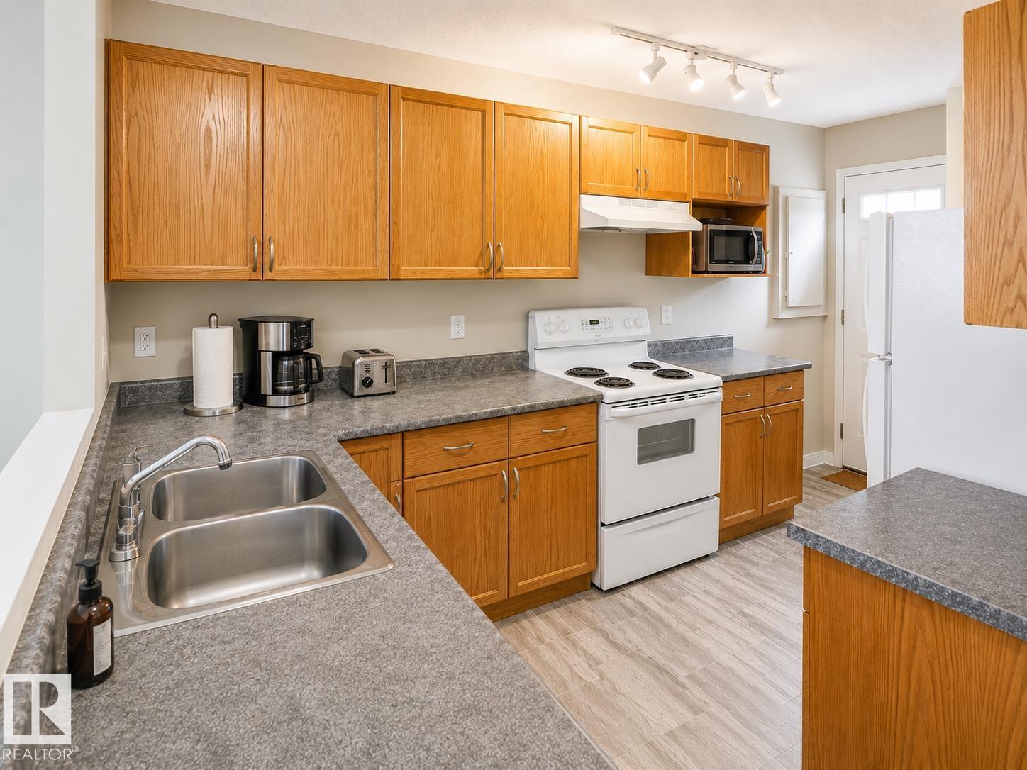 9745 71 AV NW