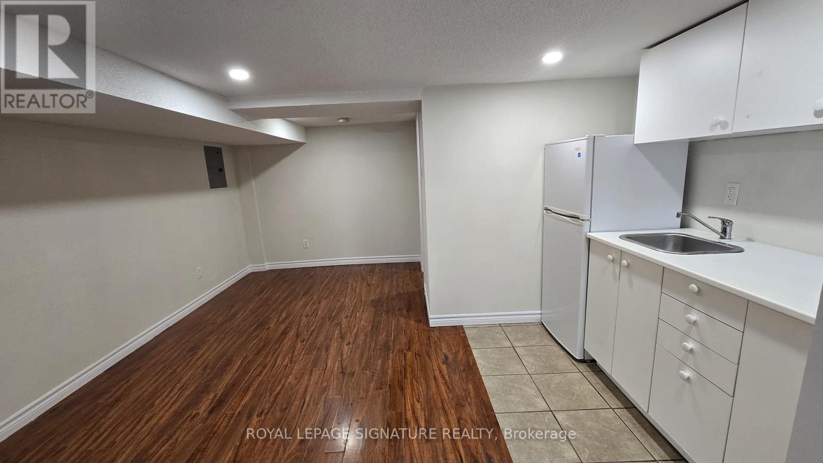 LOWER #3 - 3661 LAKESHORE BOULEVARD W