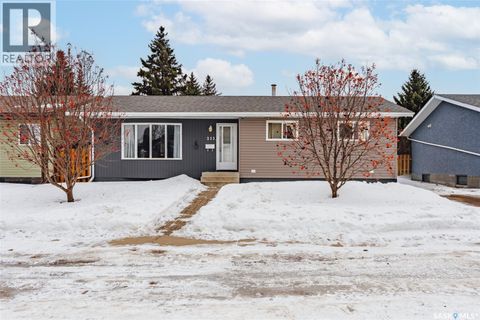 215 Needham CRESCENT Saskatoon SK S7M4X3