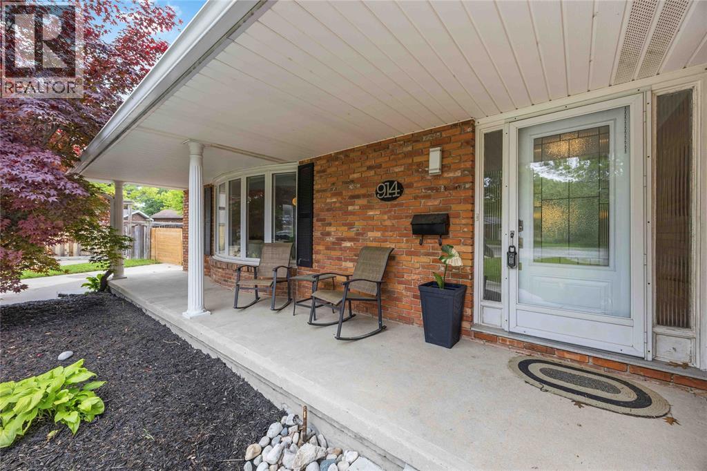 914 VARSITY CRESCENT