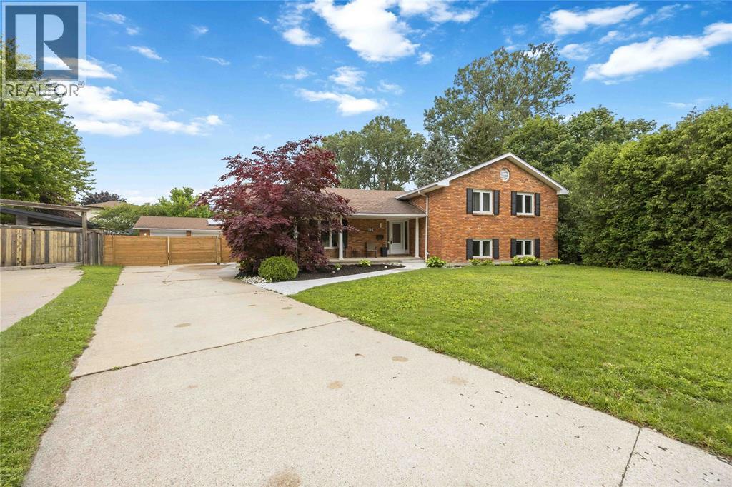 914 VARSITY CRESCENT