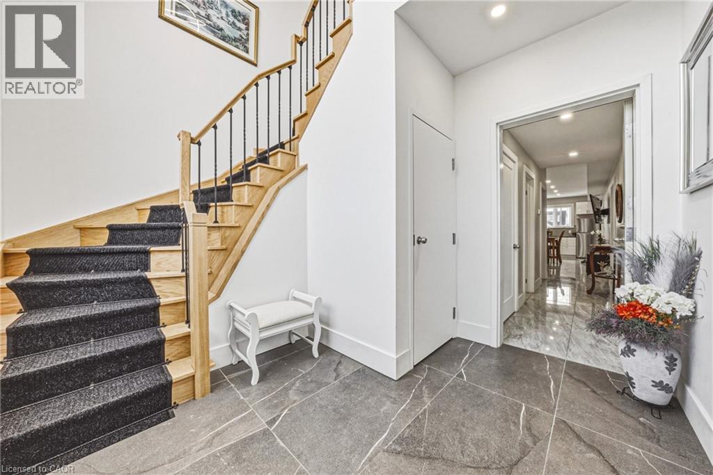 68 VANSITMART Avenue
