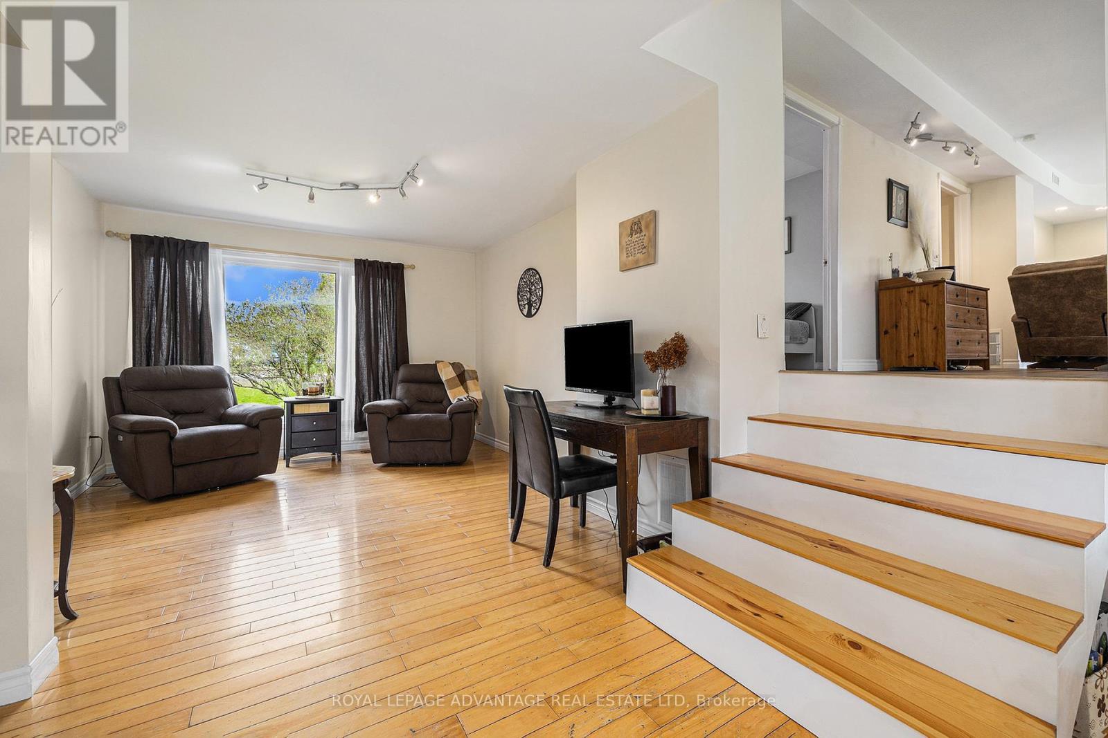 2579 RIDEAU FERRY ROAD