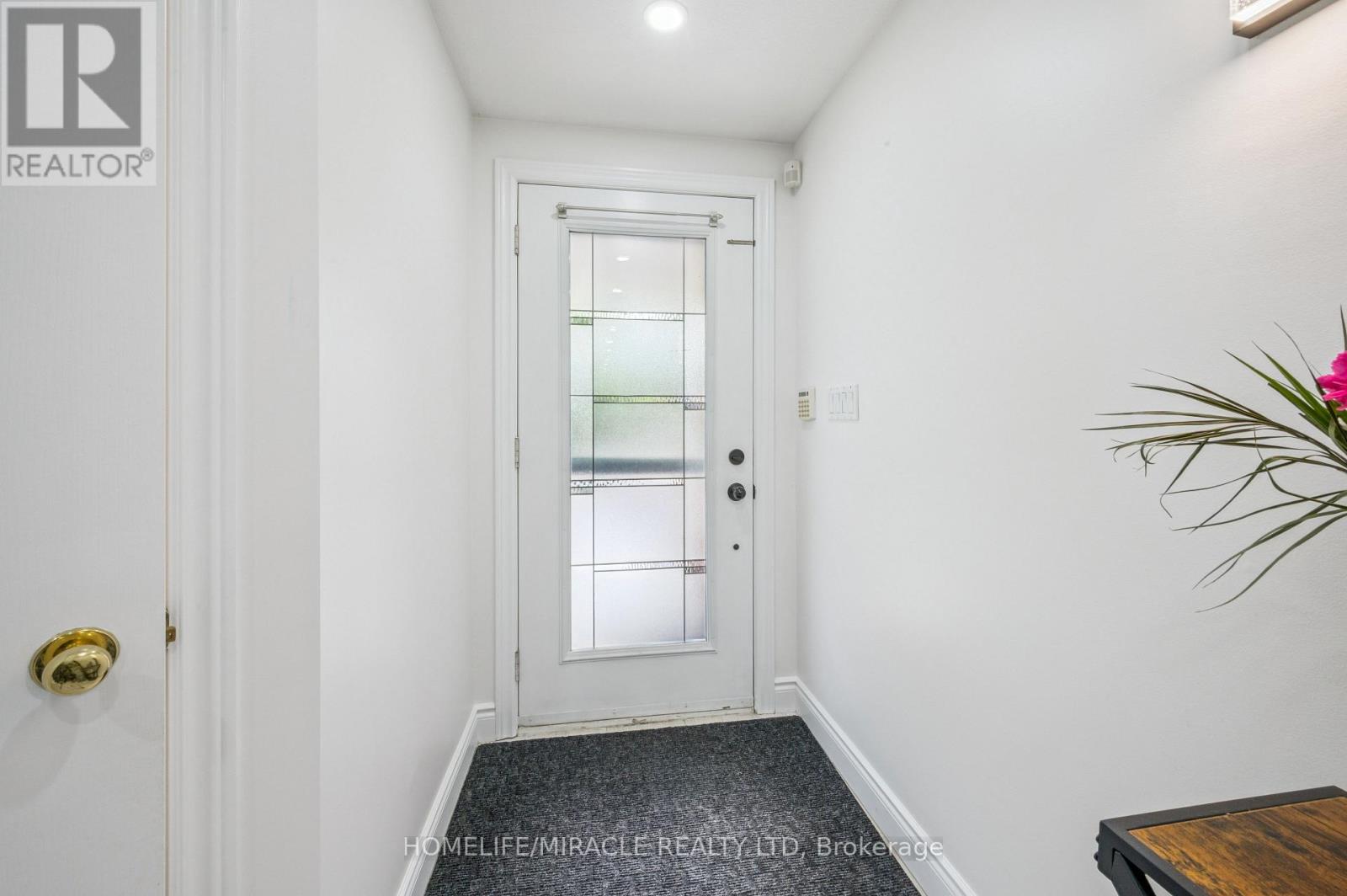 831 WHITECAP AVENUE