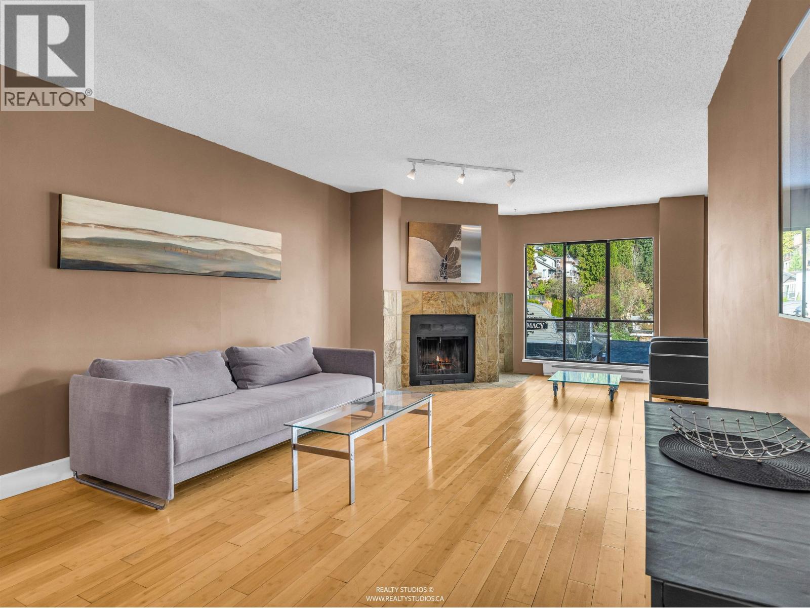 203 4323 GALLANT AVENUE