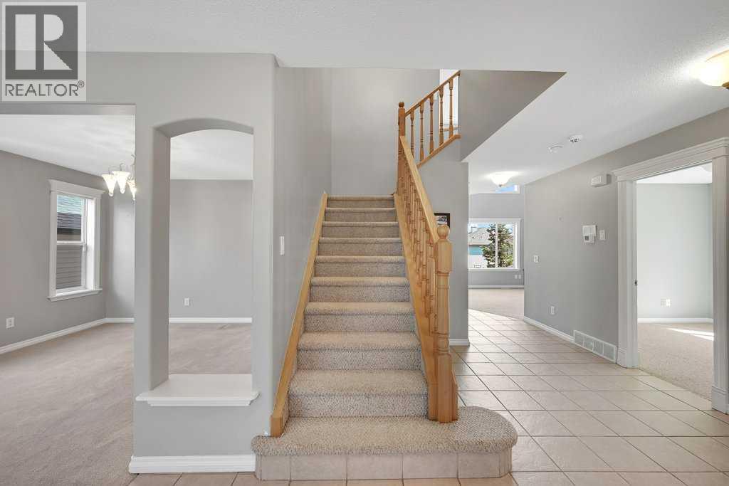 8 Valley Creek Crescent NW