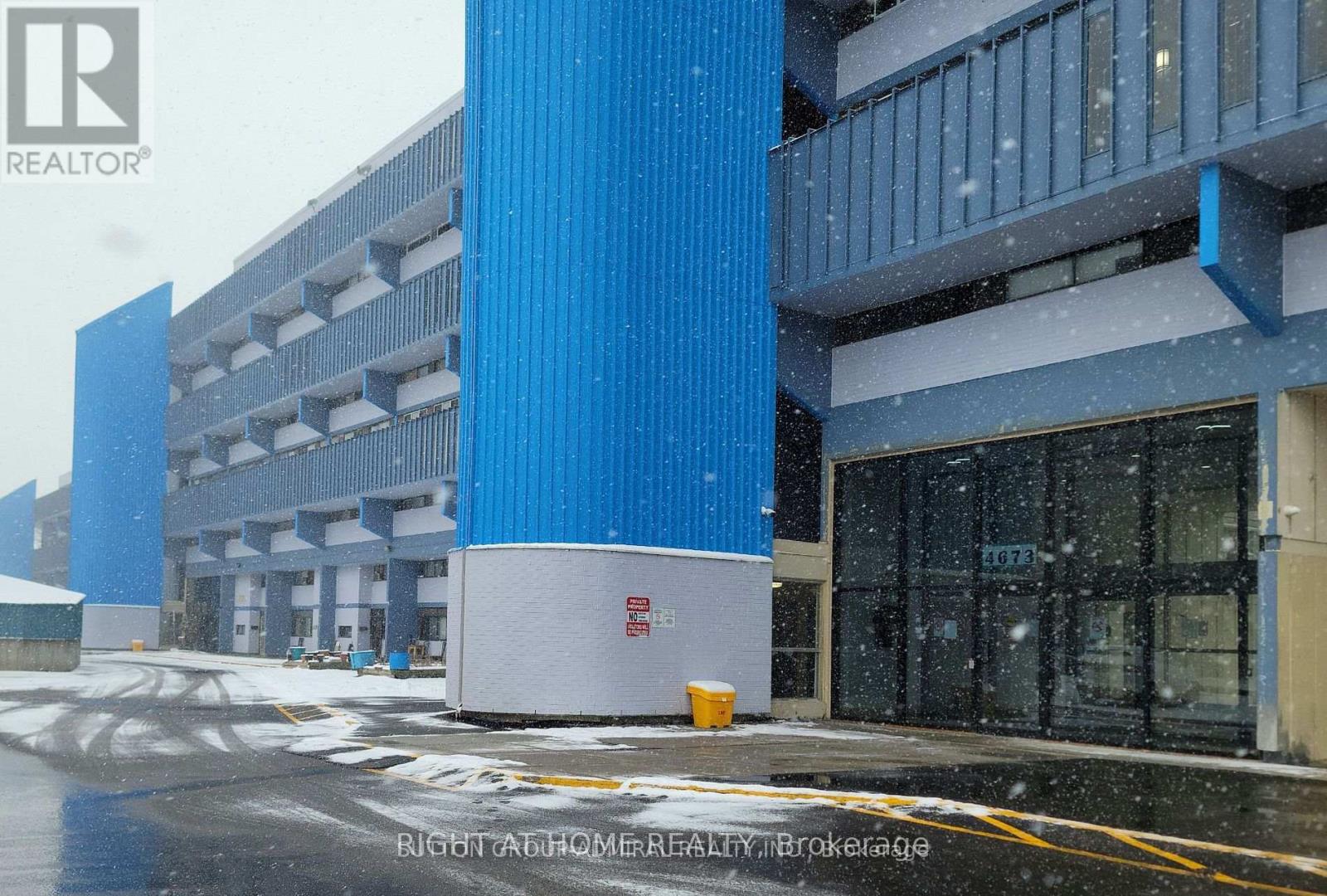 Photo 1 of 7 — 811 - 4673 JANE STREET Unit 811, Toronto (Black Creek), ON M3N2L1