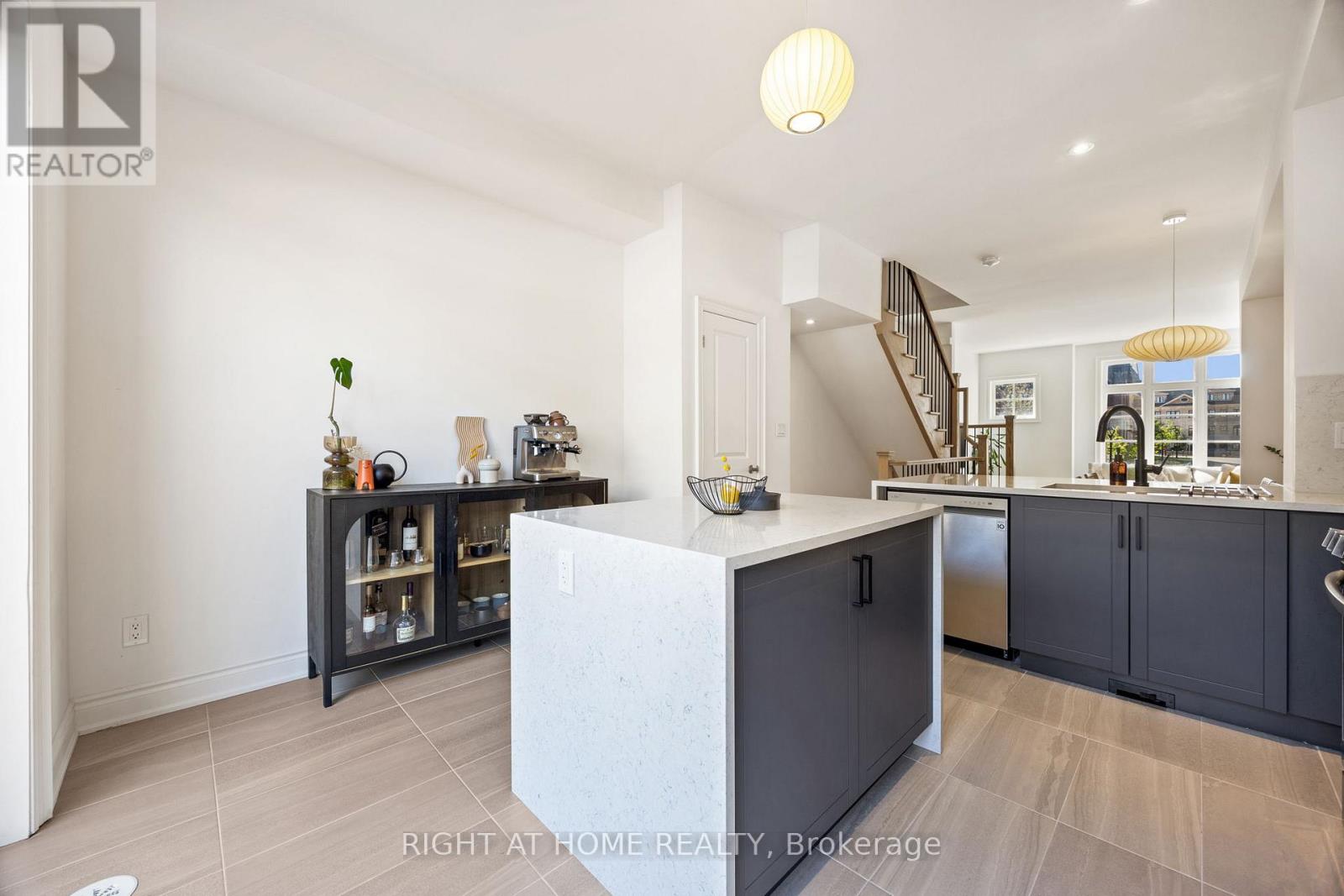 21 - 10 LUNAR CRESCENT