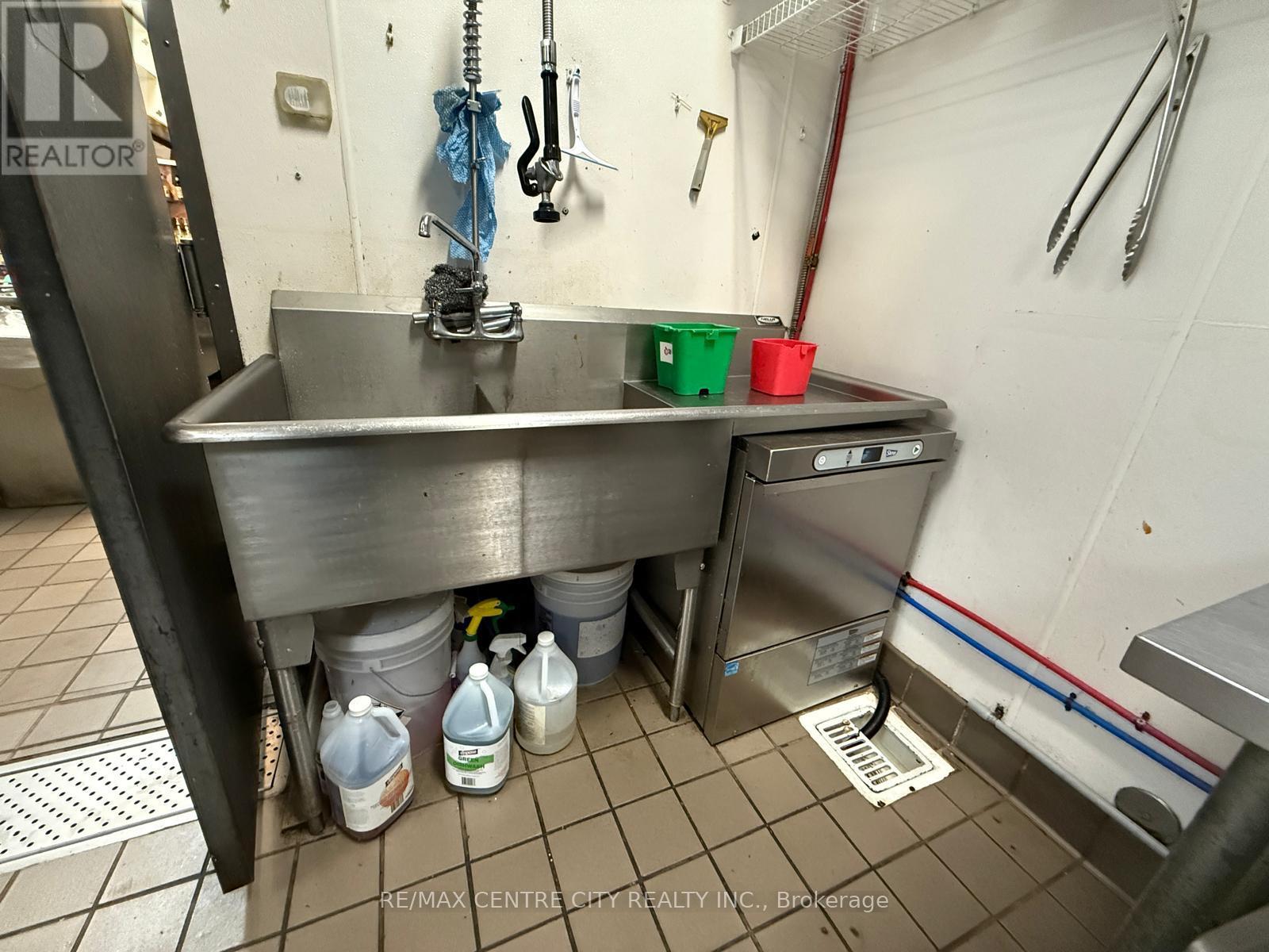 795 WONDERLAND ROAD S