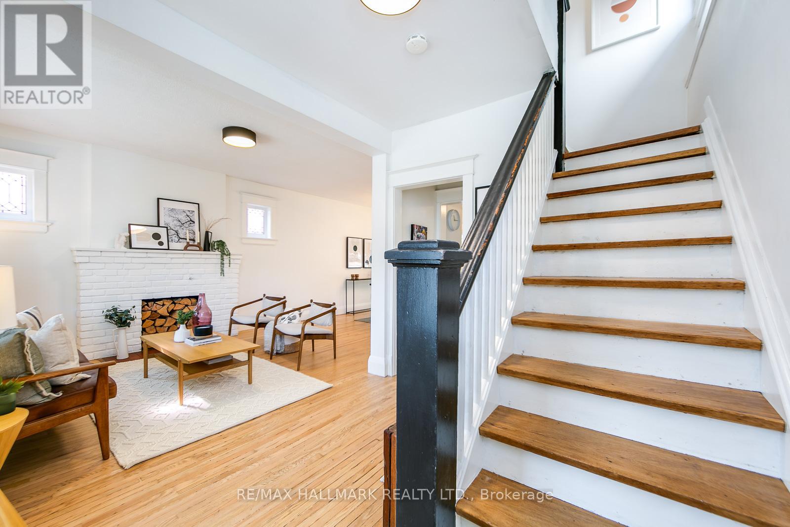 120 WARDEN AVENUE